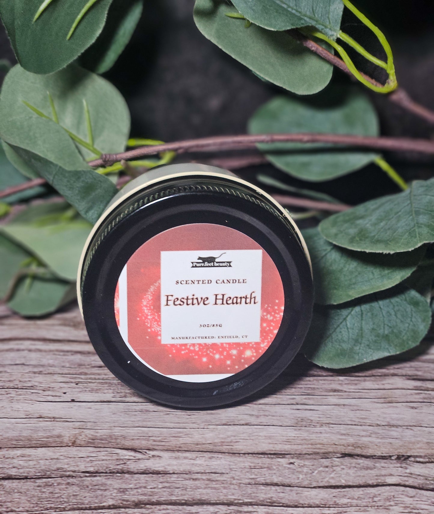 Festive Hearth Candle – Warm, Spicy Aroma with Wild Berries & Fir Balsam